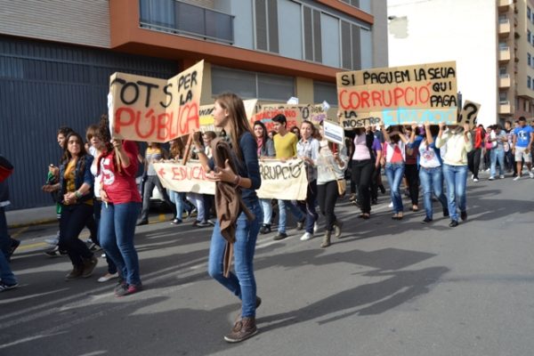 L’alumnat de l’IES Alvaro Falomir es manifesta contra la política educativa dels governs del PP