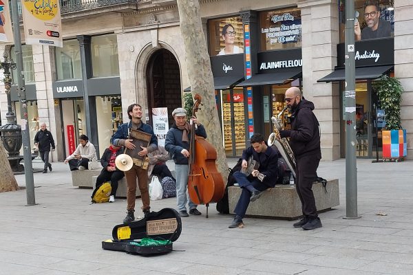 MÚSICS FOTOGRAFIATS PEL CARRER (5) Ara, si fa no fa, per Barcelona i Palma