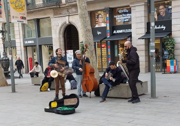 MÚSICS FOTOGRAFIATS PEL CARRER (5) Ara, si fa no fa, per Barcelona i Palma