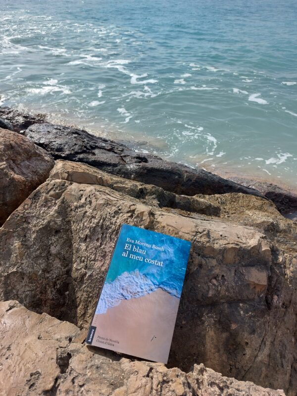 “El blau al meu costat”. Una mAravella narrativa amb onades de prosa poètica.
